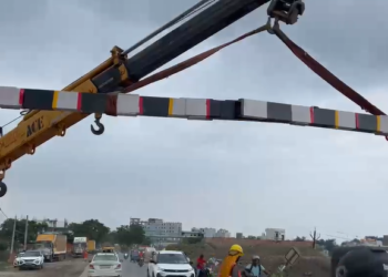 भारी वाहन की टक्कर से टूटा हाइट बैरियर, विभाग ने संभाला मोर्चा