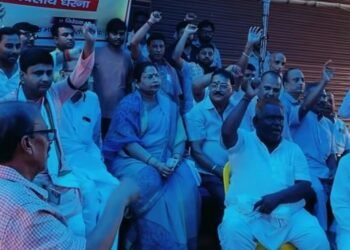 स्वर्ण व्यापारियों की लगातार हत्याओं के विरोध में मुजफ्फरपुर में सर्राफा संघ का धरना