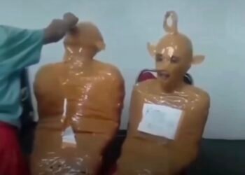 घर में घुसे दो संदिग्धों को लोगों ने पकड़कर टेप से बांधा, वायरल वीडियो की पुष्टि बाकी