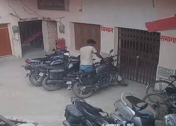 भगवानपुर स्थित पोस्ट ऑफिस परिसर से CCTV के सामने बाइक चोरी, नाबालिग ने मास्टर-की से उड़ाई बाइक