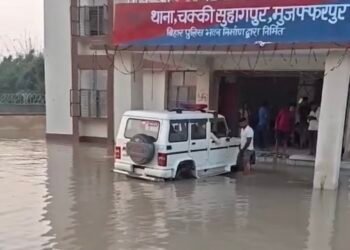 चक्की सुहागपुर थाना परिसर में घुसा बाढ़ का पानी, नाव चलने की स्थिति